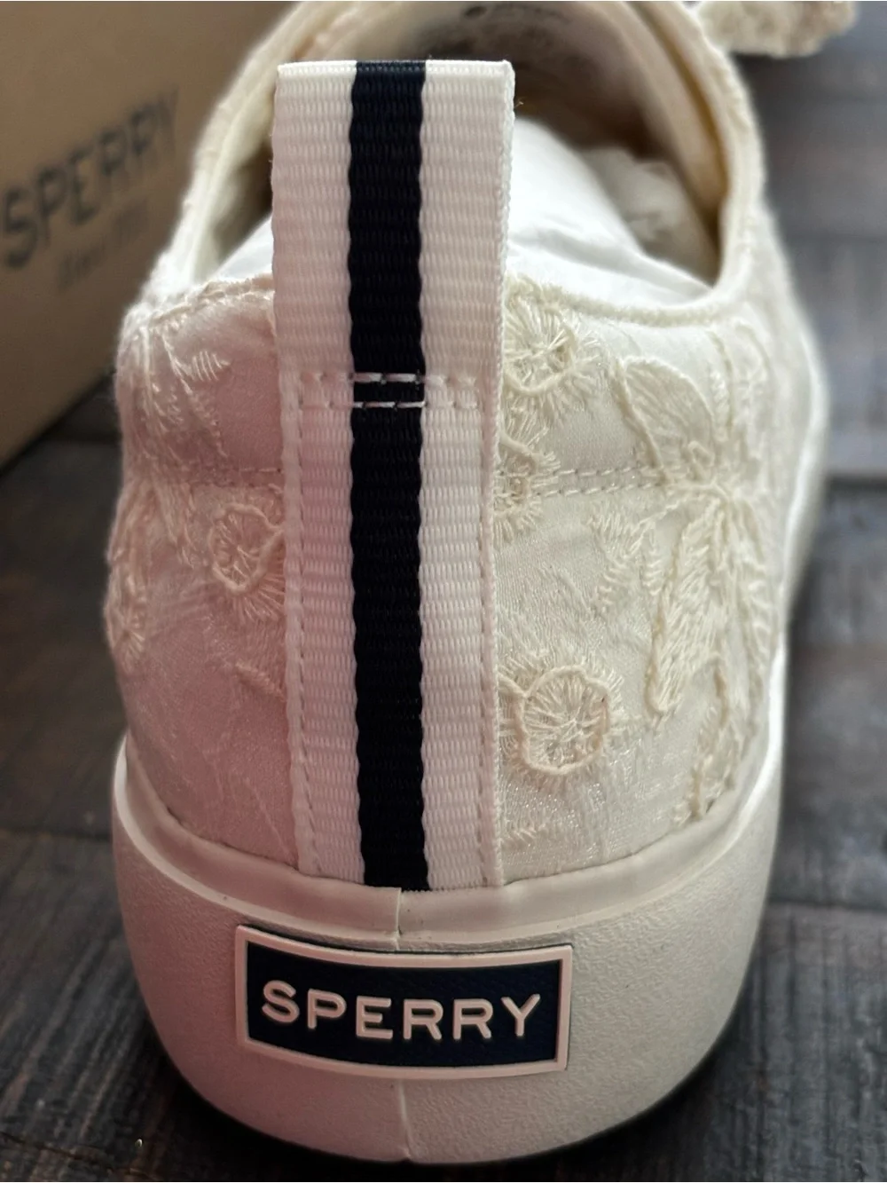 Sperry sneaker Cove lace sz 9.5 New